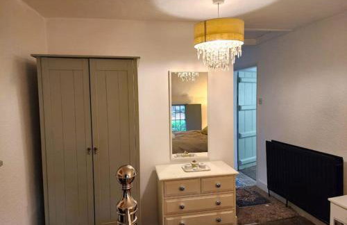 Swan Cottage 2-Bedroom-Netflix-Parking-Nature-Canal - Photo 66