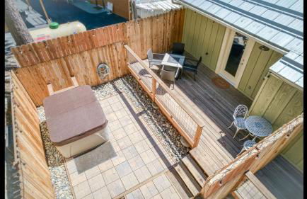 #2 Cottage Like Suite With Private Hot Tub - Photo 13