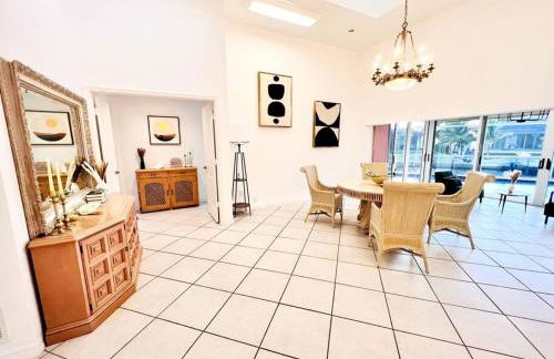 Waterfront Home With Heated Pool/Jacuzzi and only 1mile to beach - Foto 12