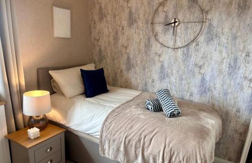 Brand New 2 Bed House - Sleeps 4 - Free Parking - Near HS2 & Drayton Manor - Foto 13