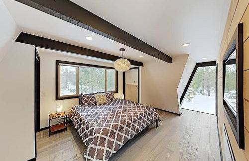 Modern Gambrel Cabin Near Ski Resorts - Photo 3