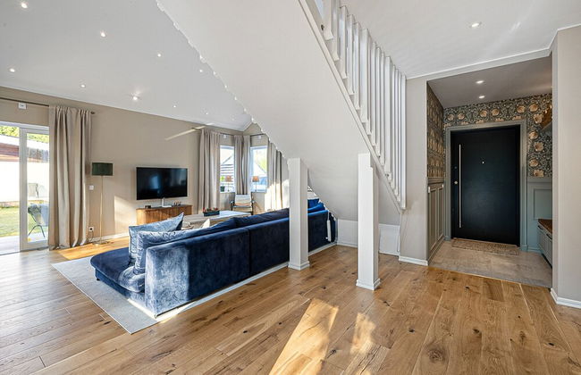 Modern Villa With Jacuzzi - Photo 3