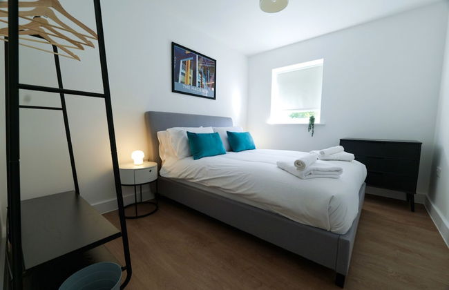 Luxury Manchester Apartment - Pink - Photo 14