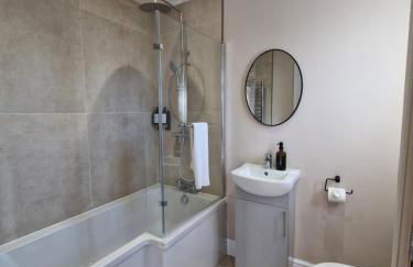 Stylish and Modern 7 Bedroom house near Brecon Beacons - Photo 8