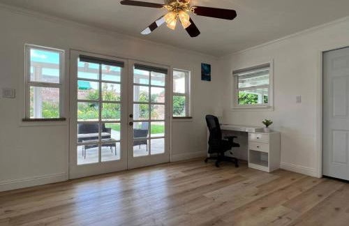 Modern 3 King Beds, Beautiful Large Backyard, WFH, Long Stays, Waterfall, WI-FI, FWY, 25 mins to Beach - Photo 16