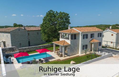 Villa Falco für Familien, bis 6 Personen, 3 Schlafzimmer mit Bad en Suite, Pool mit Loungebereich, Grillterrasse, schnellem Wlan, 2 Parkplätze, - Foto 16