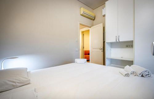 YD Bright 2-Bedroom Retreat with Elevator - Photo 31