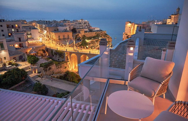 White Coast - Photo 1