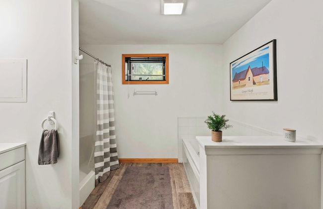 Waterside Haven by Avantstay Lakefront, Hot Tub, Game Room, Fire Pit - Photo 34