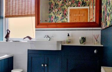 The Cobbles - Central, Parking, Netflix & Woodburner - Photo 13