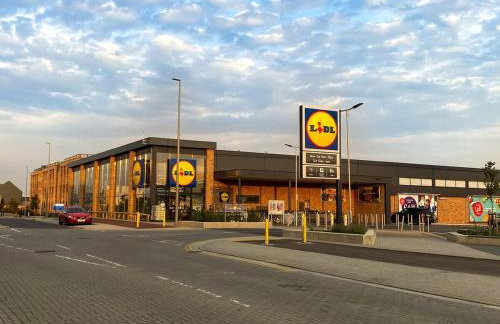 Spacious 4 Bedroom 3 Bathroom House - Sleeps up to 8 - Free Parking, Balcony, Fast Wifi and Smart TVs by Yoko Property - Photo 25