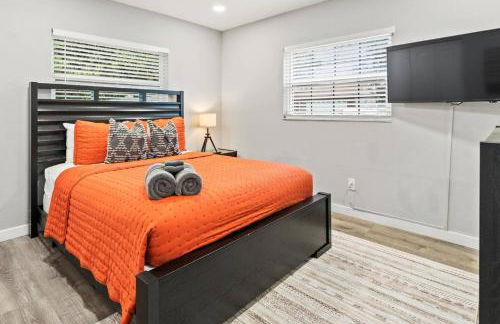 Adventure Awaits in Tampa Bay with Beautiful Decor 4BR with Backyard Oasis Near Busch Gardens & Adventure Island - Foto 14