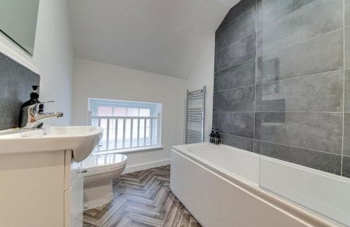 2-Bedroom Contractor Stay - Gated Parking & Fast WiFi - Photo 18