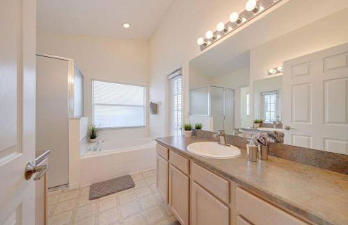 545 -Beautiful 4 Bed Home with Sparkling Pool and Games Room - Foto 27