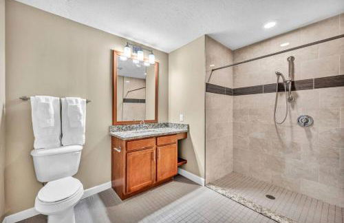 Luxury 13th Floor Condo: Downtown/ Parking 32 /Gym - Photo $