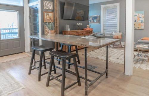 2BR with Workspaces & Deck ABODEbucks - Foto 29