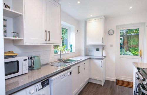 Splendid House Great Location to WAVE Surf & South West Water Park - Super Garden By STAE-Homes - Foto 9