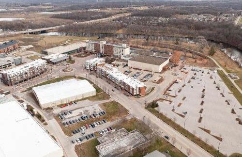 Iowa River Landing steps to Xtream Arena & Coralville Convention Center - Foto 41