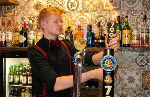 Beamed Village Apartment with Fireplace and Private Terrace, Castle Donington - Photo 16