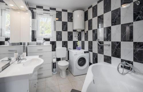 Casa Viktoria with private garden and BBQ - Foto 24