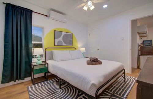 Heart of Houston - 8-BD 4-BA with Yard - Photo 3