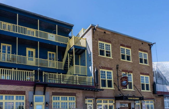 Unique & Sunny Top Floor Old Quebec Gem - Photo 16