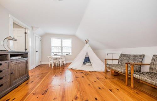 Close to Dtwn Nantucket! Group Getaway with Patio - Foto 24