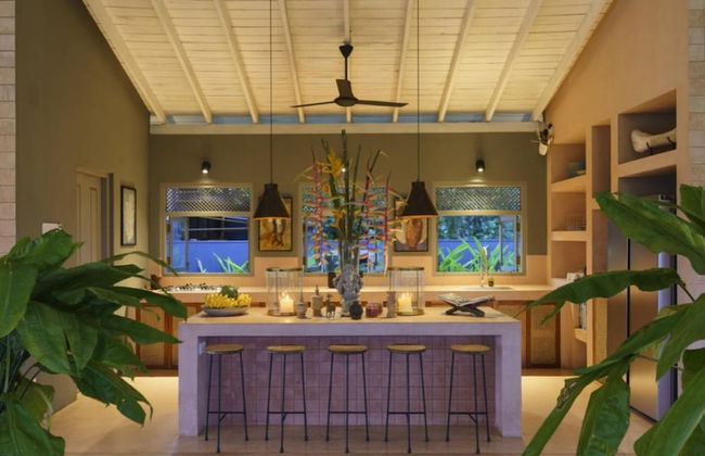 Cool and Contemporary Hilltop Villa With Ocean Views - Photo 8