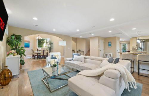 Oceanview Luxe Retreat with Rooftop - Foto 29