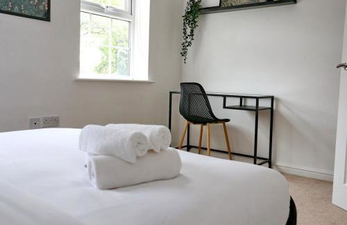3Bed Manchester Home · Parking · Near AO Arena - Pass the Keys - Photo 2