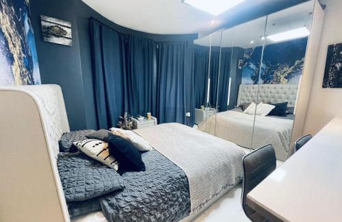 Artsy Retreat - Sleeps 6 Free Parking & Balcony - Photo 4