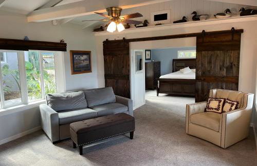 Cozy Lake Front Cottage - Photo 17