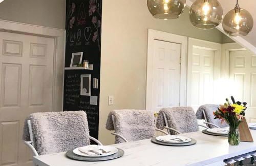 Charming 2BR Getaway with Modern Comforts - Foto 41