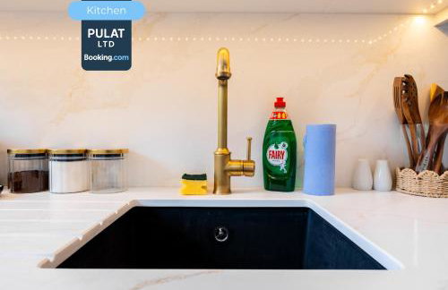 3BR Flat By Pulat Short Lets & Serviced Accommodation London With Pool Table, SmartTV & AC - Foto 16