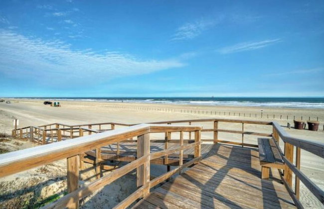 Beach Boardwalk Access Pool + Remodeled Interior Tropical Haven by Avantstay - Photo 95