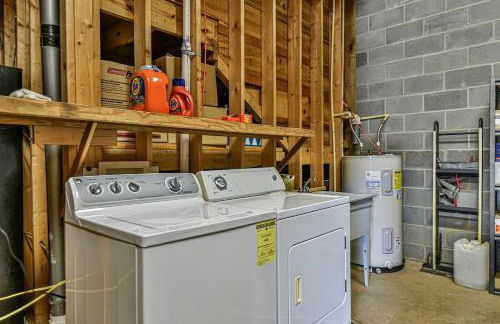 Stunning Mountain Cabin with Hot Tub and Game Room Near Asheville in Old Fort, NC - Foto 35