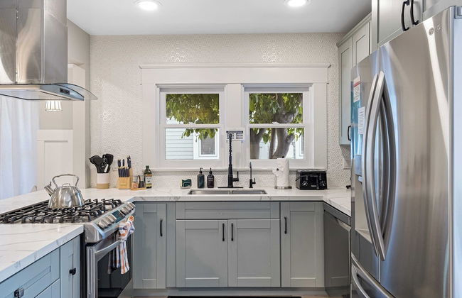 Luxe Backyard Oasis w/ Hot Tub Chic Design South Park Sanctuary - Foto 14