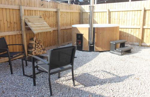 Robin Cottage Luxury Barn with Wood-Fired Hot Tub - Foto 2