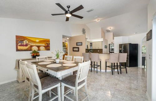 Elegant 4BR Pool Sanctuary - Ideal for Work or Play! - Foto 10