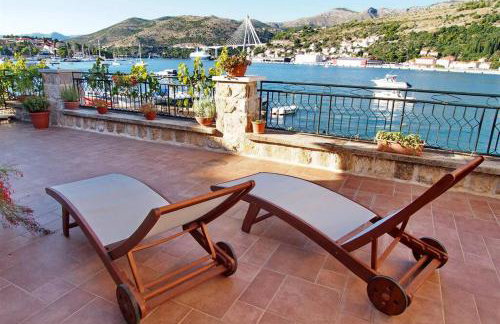 Waterfront stone house in city center - Photo 2