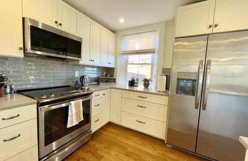 4 King Suites, Downtown, Outlets, Beach, Historic - Photo 21