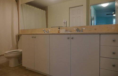 Luxurious, family-friendly 3BR condo on the water - Foto 3