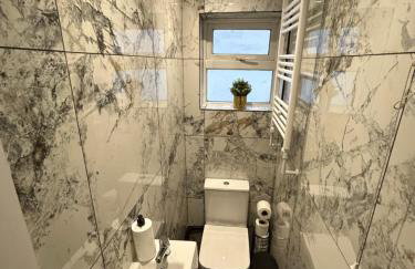 Spaghetti House 6 Bedroom with Large Off-Road Driveway Great for Crews in Vicinity of Starcity and City Centre - Foto 24