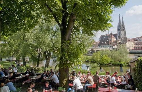 Schloss Weichs zu Regensburg mit 2Schlafzimmer Parkplatz Internet 75qm Zentrum - Foto 19