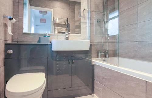 Modern 2BR Home in SK14, WIFI, Parking, Sleeps 5 - Foto 28