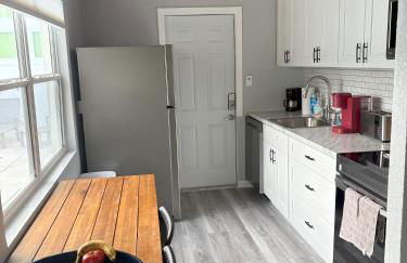 Cheerful 7 Bdrm Home with Private Pool One Block from Beach - Foto 22