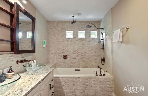 Sizable Screened in Porch w Luxury Kitchen and Bath - Foto 19