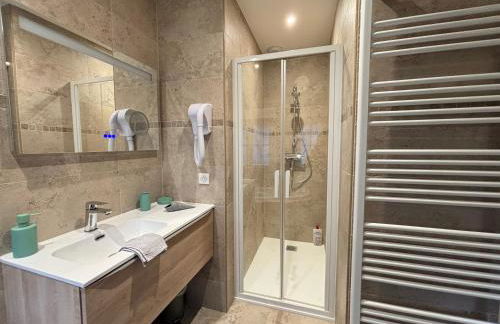 Chant des mouettes Maison rénovée spacieuse tout confort grand jardin belle terrasse aménagée parking 8 personnes 4 sdb 5 wc à 10 mn à pied de la mer Port en Bessin tous commerces restaurants proche Omaha Beach - Photo 26