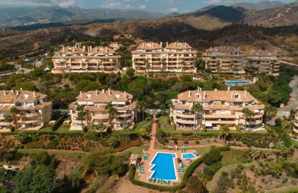 Luxurious frontline golf apartment in Elviria - Photo 55