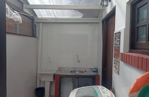 Lindo Sobrado no Centro de Imbé - 400 metros do mar - Foto 2